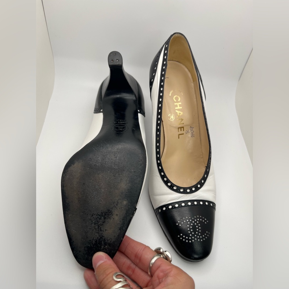 Vintage CHANEL Spectator Pumps / Heels Women’s 7.5 - Picture 10 of 14